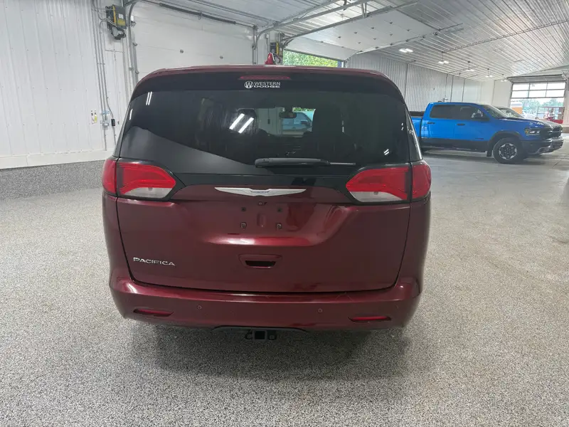 2017 Chrysler Pacifica LX | REMOTE START | BACKUP CAMERA, červená, 105 870 km, dovoz Kanada — foto 6 z 12