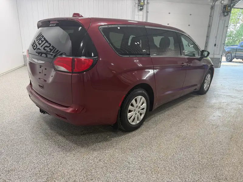 2017 Chrysler Pacifica LX | REMOTE START | BACKUP CAMERA, červená, 105 870 km, dovoz Kanada — foto 7 z 12