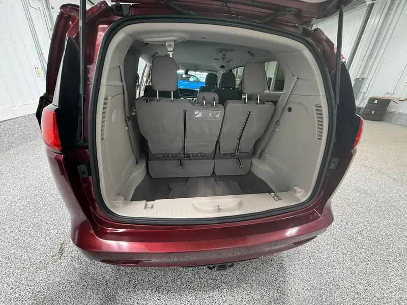 2017 Chrysler Pacifica LX | REMOTE START | BACKUP CAMERA, červená, 105 870 km, dovoz Kanada — foto 8 z 12
