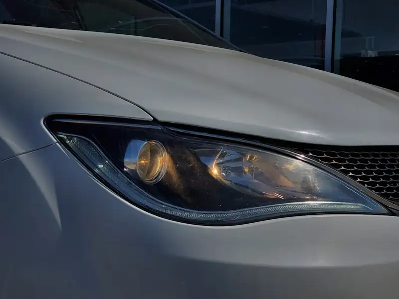 2017 Chrysler Pacifica Touring-L Plus, bílá, 152 584 km, dovoz Kanada — foto 3 z 12