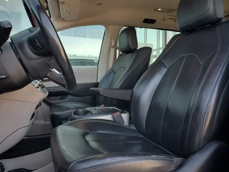 2017 Chrysler Pacifica Touring-L Plus, bílá, 152 584 km, dovoz Kanada — foto 8 z 12