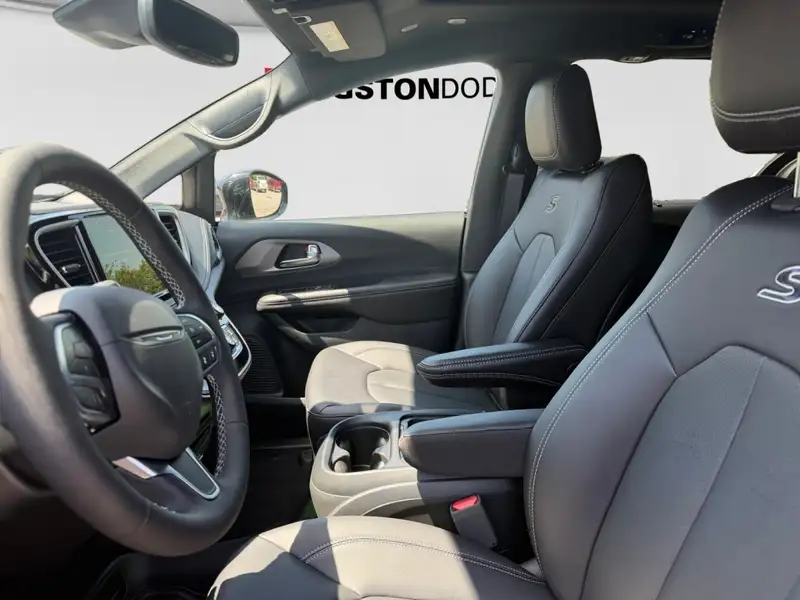 2027 Chrysler Pacifica Select, černá, 5 km, dovoz Kanada — foto 10 z 12