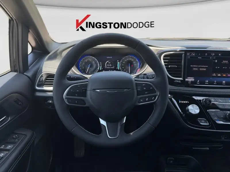 2027 Chrysler Pacifica Select, černá, 5 km, dovoz Kanada — foto 11 z 12