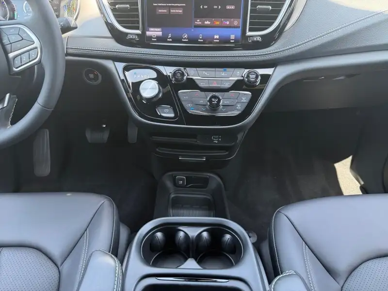 2027 Chrysler Pacifica Select, černá, 5 km, dovoz Kanada — foto 12 z 12