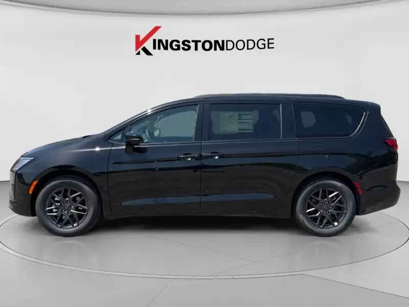 2027 Chrysler Pacifica Select, černá, 5 km, dovoz Kanada — foto 2 z 12