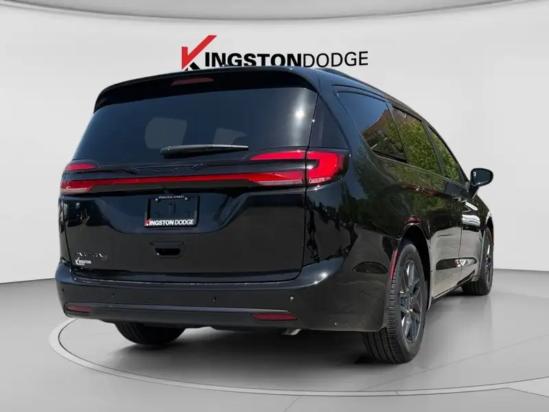 2027 Chrysler Pacifica Select, černá, 5 km, dovoz Kanada — foto 5 z 12