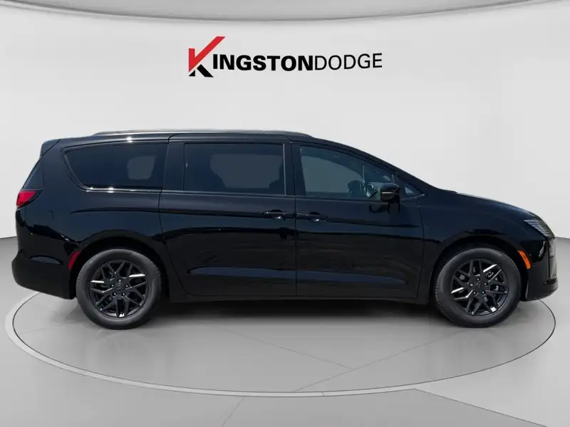 2027 Chrysler Pacifica Select, černá, 5 km, dovoz Kanada — foto 6 z 12