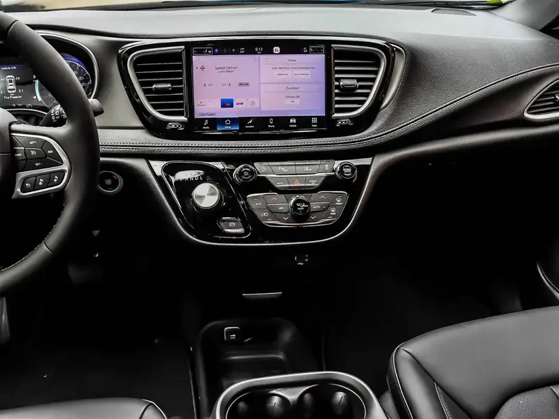 2027 Chrysler Pacifica Select, modrá, 50 km, dovoz Kanada — foto 10 z 12