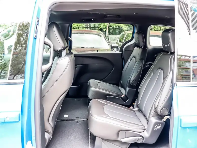 2027 Chrysler Pacifica Select, modrá, 50 km, dovoz Kanada — foto 12 z 12
