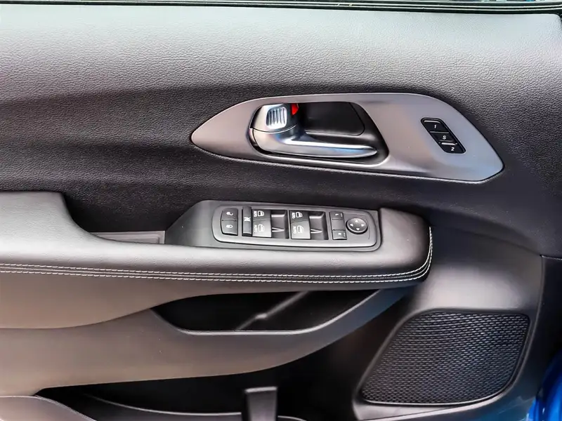 2027 Chrysler Pacifica Select, modrá, 50 km, dovoz Kanada — foto 5 z 12