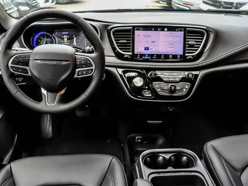 2027 Chrysler Pacifica Select, modrá, 50 km, dovoz Kanada — foto 8 z 12