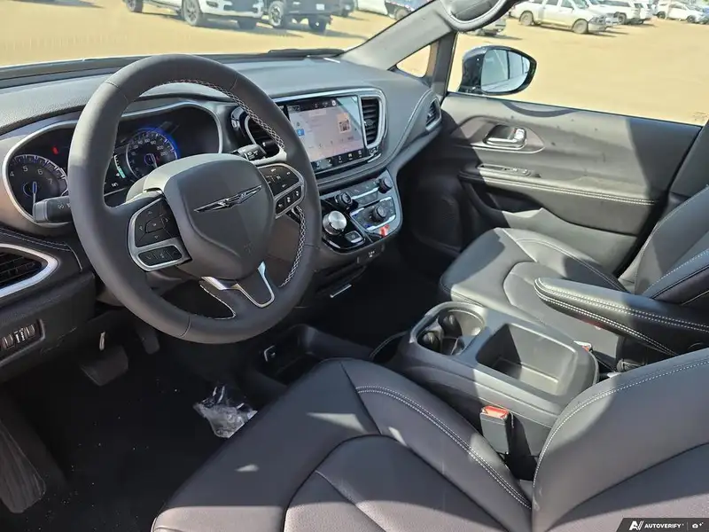 2026 Chrysler Pacifica Select, bílá, 20 km, dovoz Kanada — foto 7 z 12