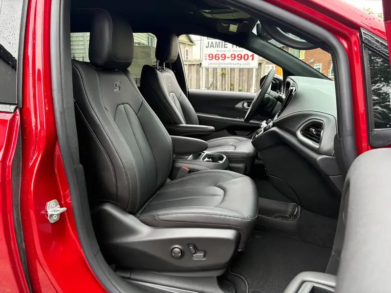 2027 Chrysler Pacifica, červená, 20 km, dovoz Kanada — foto 7 z 12