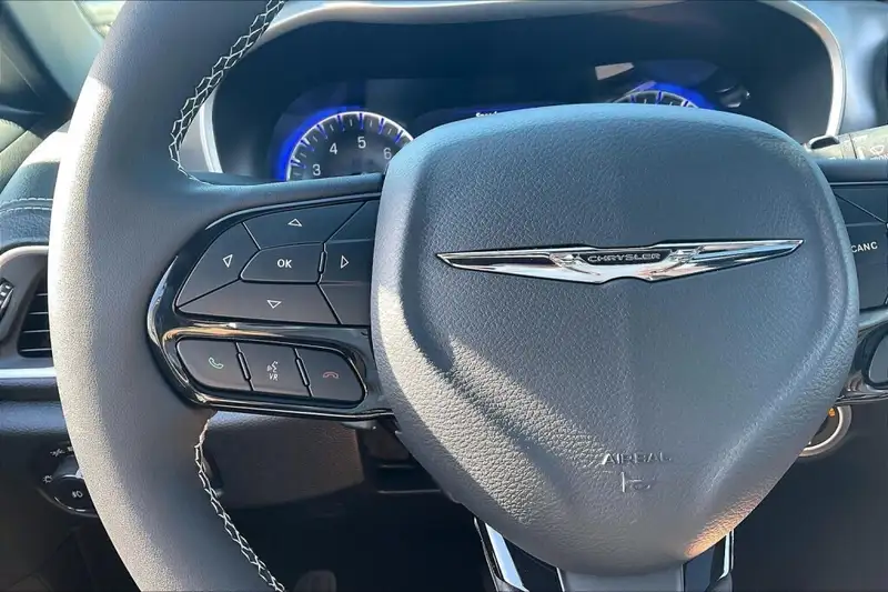2026 Chrysler Pacifica Select, bílá, 0 km, dovoz Kanada — foto 10 z 12