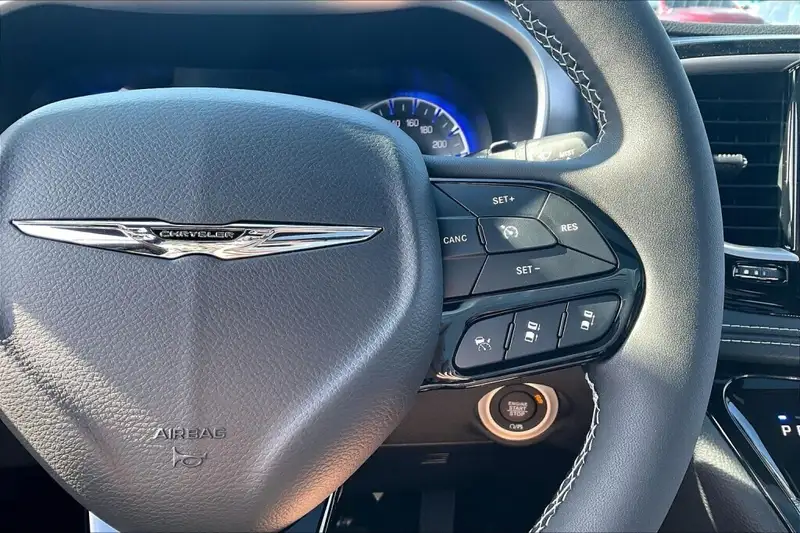 2026 Chrysler Pacifica Select, bílá, 0 km, dovoz Kanada — foto 11 z 12