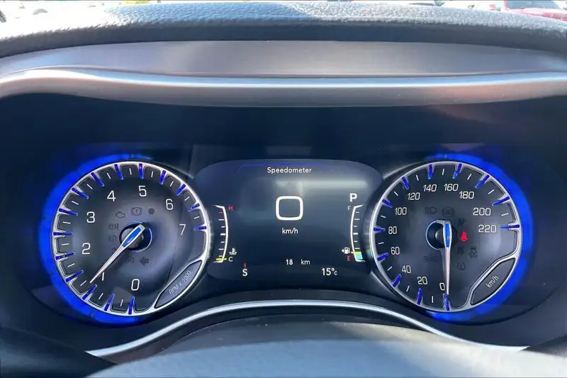 2026 Chrysler Pacifica Select, bílá, 0 km, dovoz Kanada — foto 12 z 12