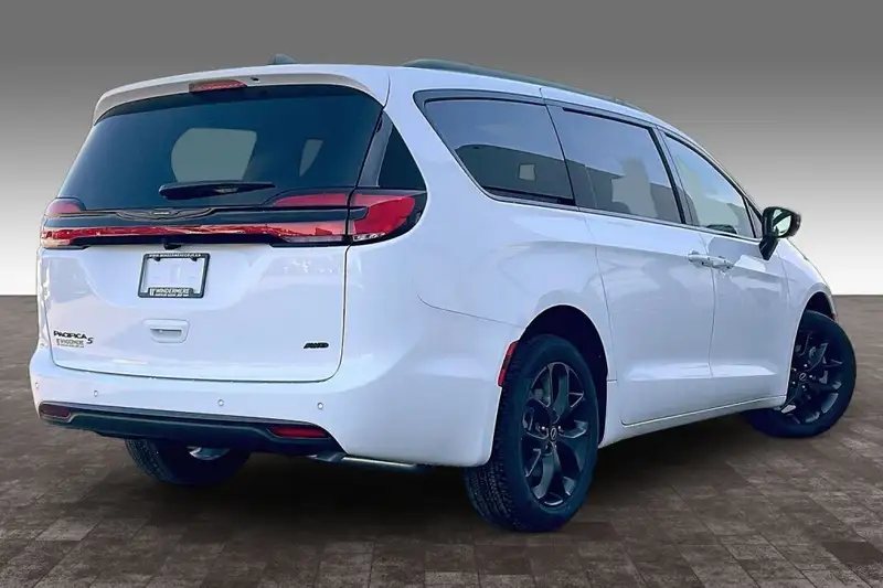 2026 Chrysler Pacifica Select, bílá, 0 km, dovoz Kanada — foto 5 z 12