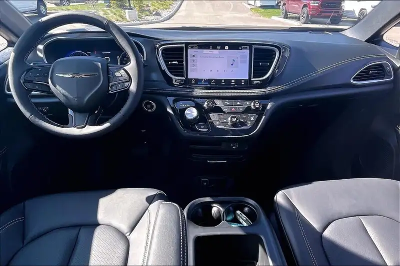 2026 Chrysler Pacifica Select, bílá, 0 km, dovoz Kanada — foto 7 z 12