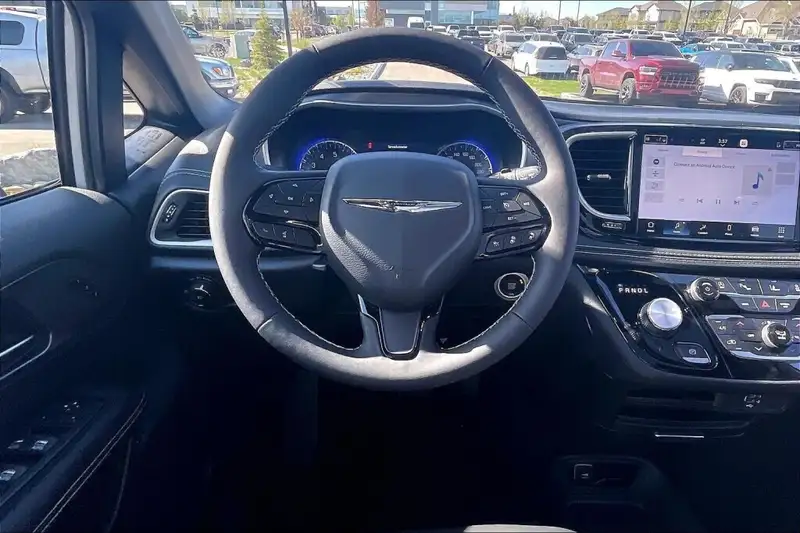 2026 Chrysler Pacifica Select, bílá, 0 km, dovoz Kanada — foto 8 z 12