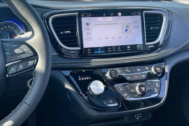 2026 Chrysler Pacifica Select, bílá, 0 km, dovoz Kanada — foto 9 z 12