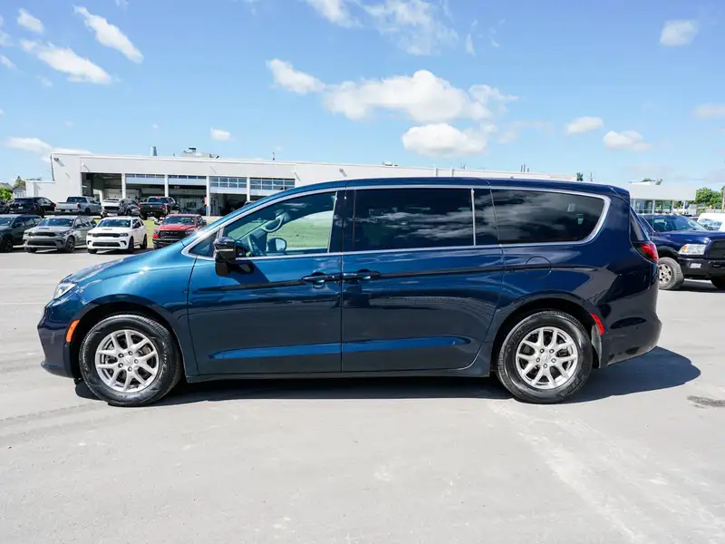2025 Chrysler Pacifica Select, modrá, 39 471 km, dovoz Kanada — foto 3 z 12