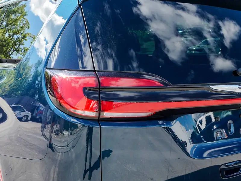 2025 Chrysler Pacifica Select, modrá, 39 471 km, dovoz Kanada — foto 8 z 12