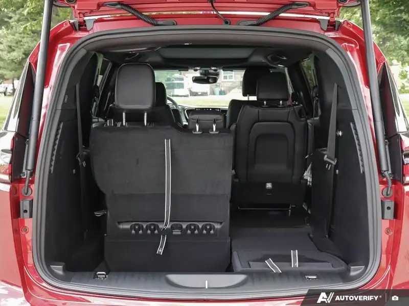 2027 Chrysler Pacifica Select, červená, dovoz Kanada — foto 10 z 12