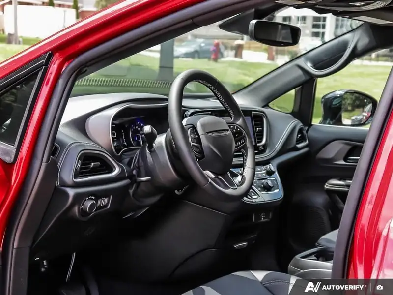 2027 Chrysler Pacifica Select, červená, dovoz Kanada — foto 12 z 12