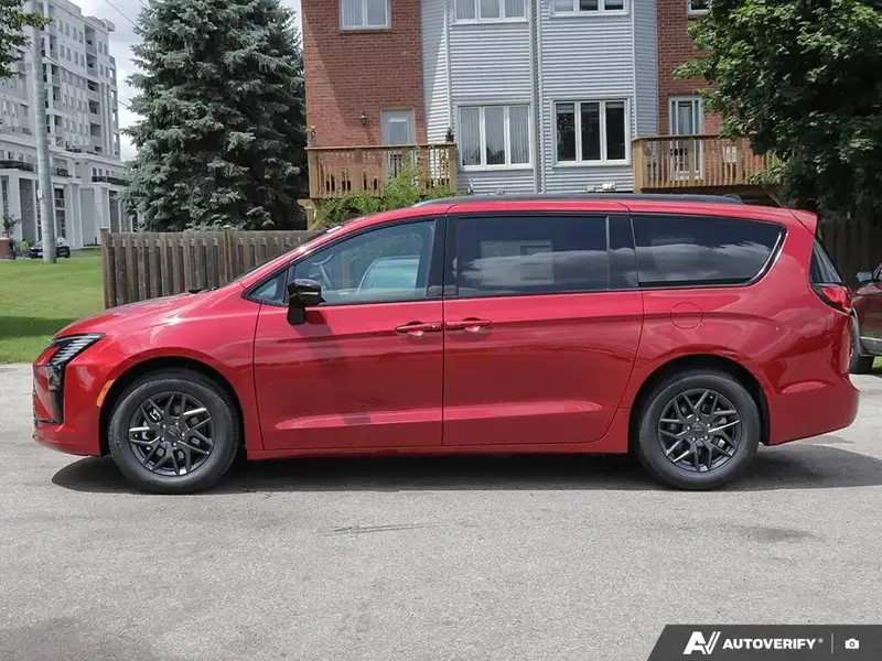 2027 Chrysler Pacifica Select, červená, dovoz Kanada — foto 3 z 12