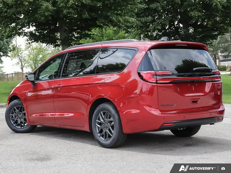 2027 Chrysler Pacifica Select, červená, dovoz Kanada — foto 4 z 12