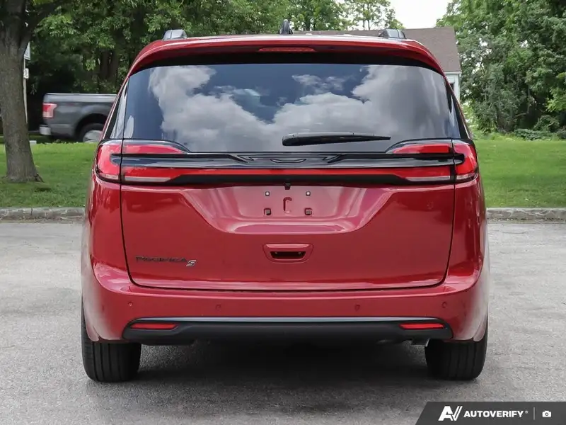 2027 Chrysler Pacifica Select, červená, dovoz Kanada — foto 5 z 12