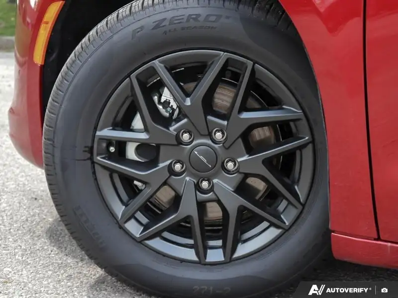 2027 Chrysler Pacifica Select, červená, dovoz Kanada — foto 6 z 12