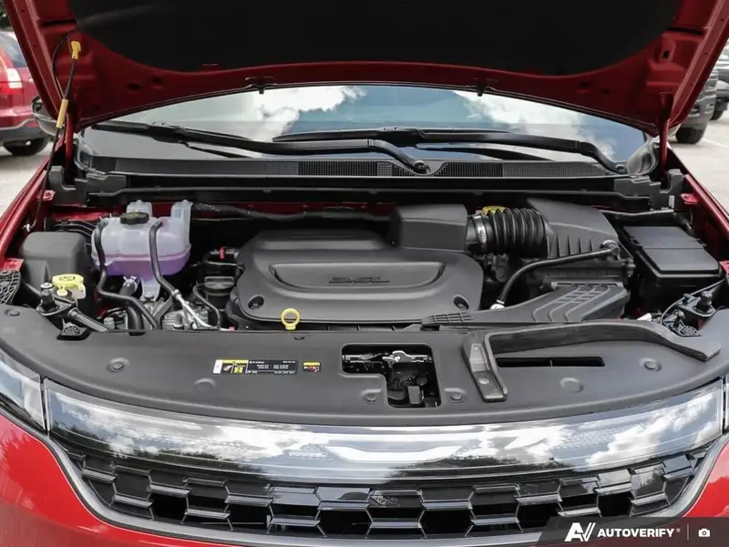 2027 Chrysler Pacifica Select, červená, dovoz Kanada — foto 8 z 12