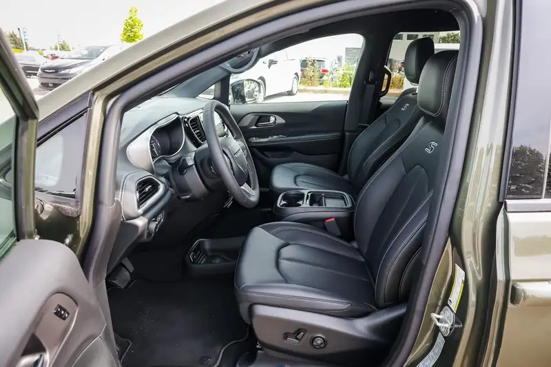 2027 Chrysler Pacifica SELECT, šedá, 50 km, dovoz Kanada — foto 9 z 12