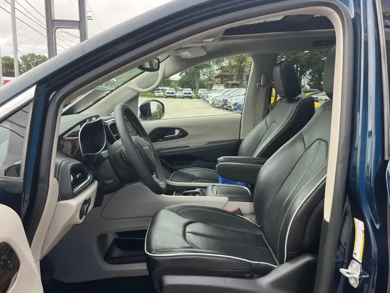 2023 Chrysler Pacifica, modrá, 86 214 km, dovoz Kanada — foto 10 z 12