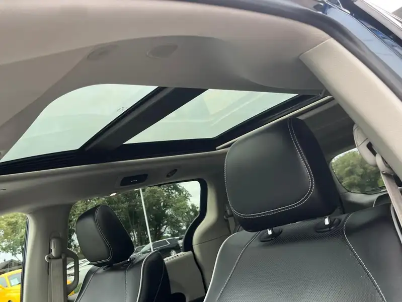 2023 Chrysler Pacifica, modrá, 86 214 km, dovoz Kanada — foto 11 z 12