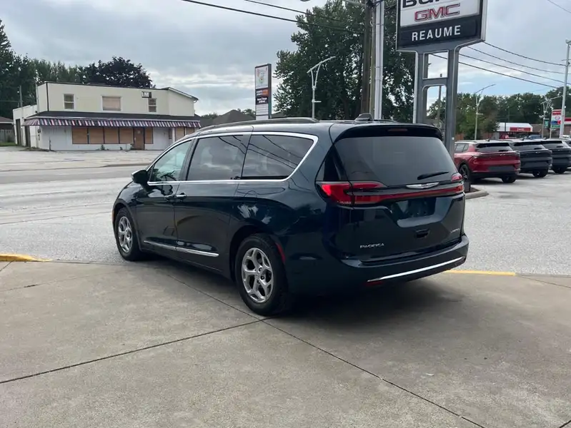 2023 Chrysler Pacifica, modrá, 86 214 km, dovoz Kanada — foto 7 z 12
