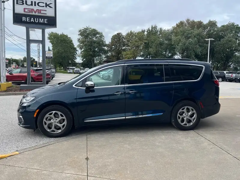 2023 Chrysler Pacifica, modrá, 86 214 km, dovoz Kanada — foto 8 z 12