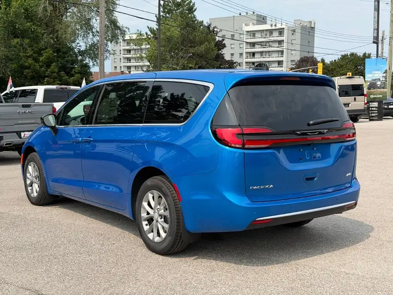 2027 Chrysler Pacifica Select, modrá, 15 km, dovoz Kanada — foto 6 z 12