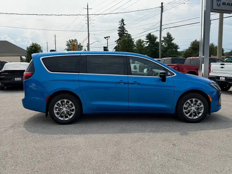 2027 Chrysler Pacifica Select, modrá, 15 km, dovoz Kanada — foto 9 z 12