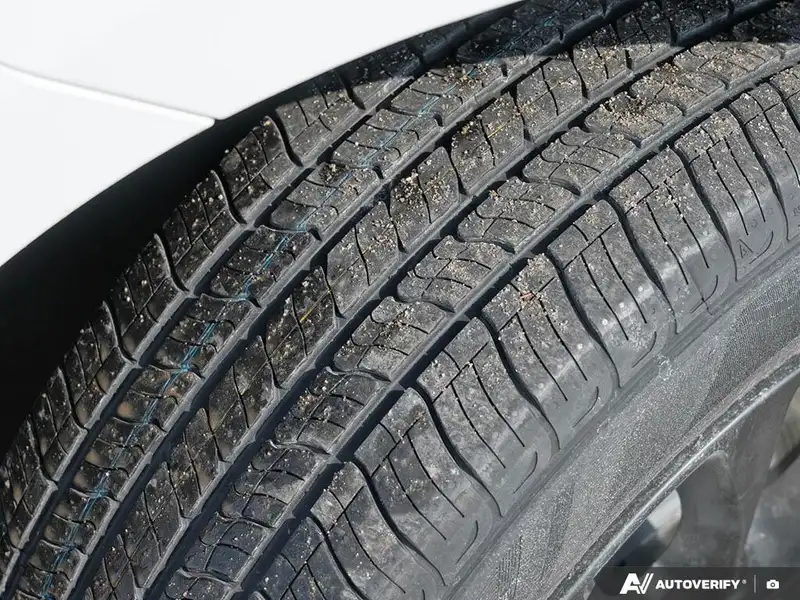 2026 Chrysler Pacifica Select, bílá, 0 km, dovoz Kanada — foto 7 z 12