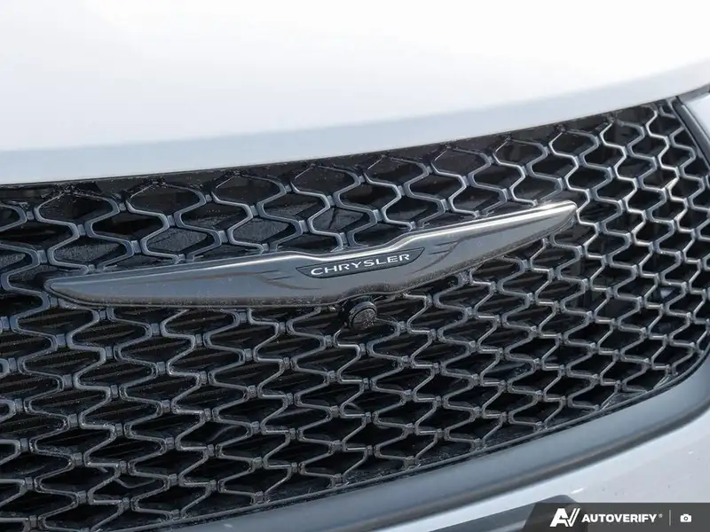 2026 Chrysler Pacifica Select, bílá, 0 km, dovoz Kanada — foto 9 z 12