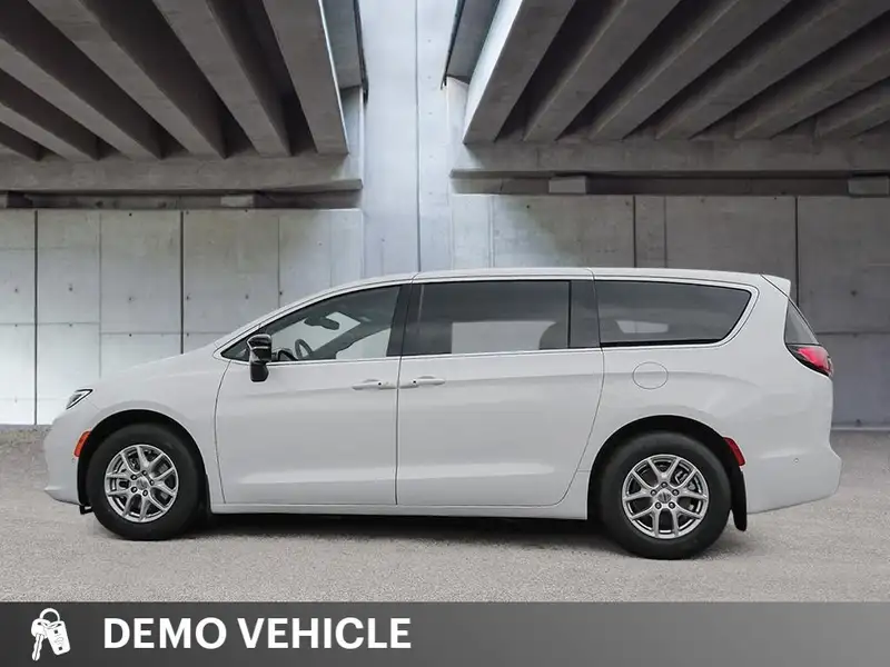 2026 Chrysler Pacifica Select, bílá, 1 012 km, dovoz Kanada — foto 4 z 10