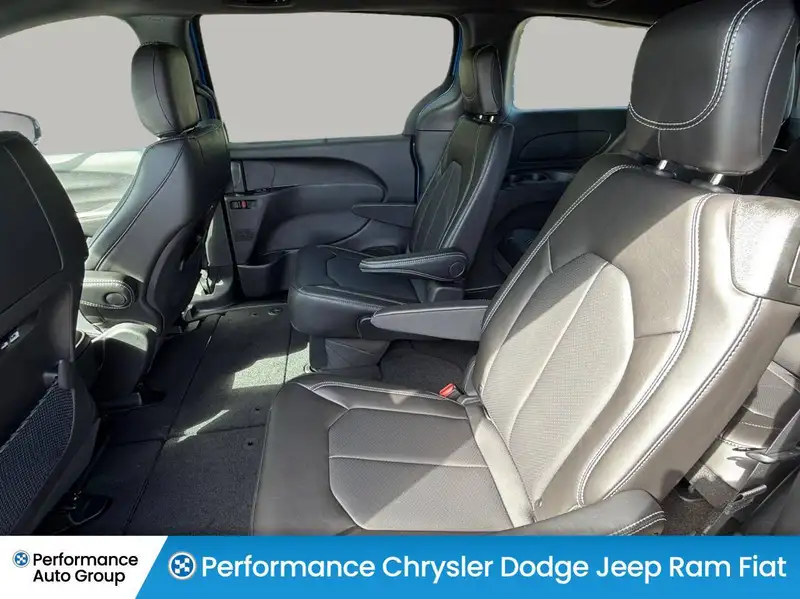 2027 Chrysler Pacifica Select, modrá, dovoz Kanada — foto 12 z 12