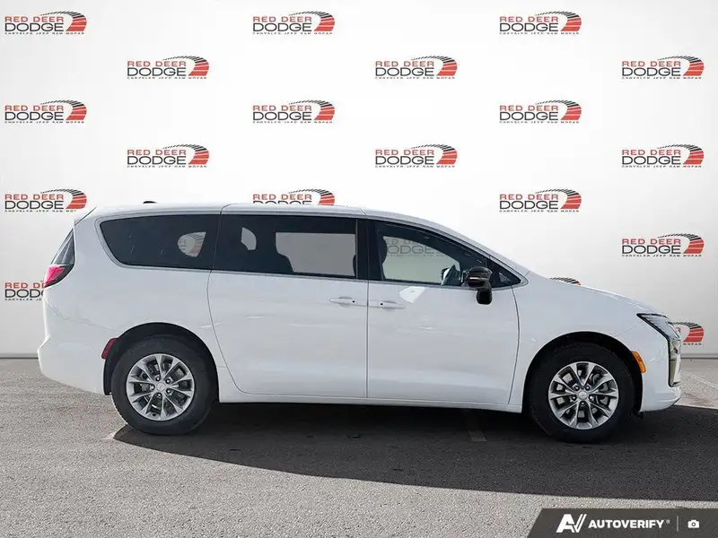 2027 Chrysler Pacifica Select, bílá, 17 km, dovoz Kanada — foto 6 z 12