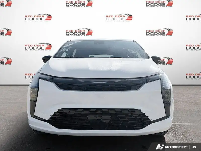 2027 Chrysler Pacifica Select, bílá, 17 km, dovoz Kanada — foto 8 z 12