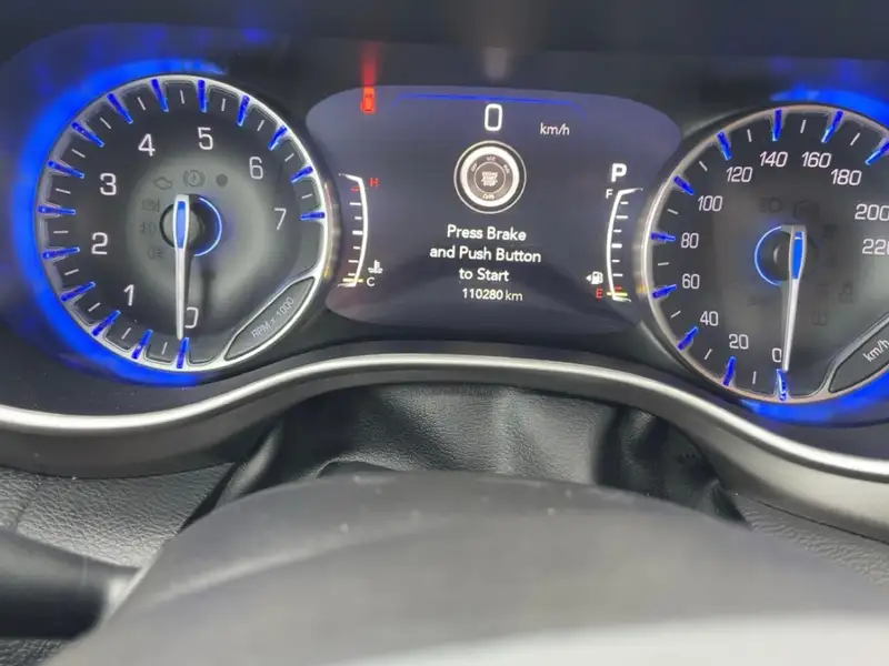 2024 Chrysler Pacifica TOURING L, stříbrná, 110 058 km, dovoz Kanada — foto 12 z 12