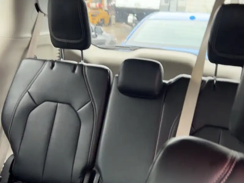 2025 Chrysler Pacifica LIMITED, bílá, 100 200 km, dovoz Kanada — foto 10 z 12