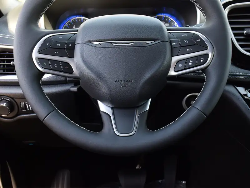 2027 Chrysler Pacifica Select, bílá, 28 km, dovoz Kanada — foto 10 z 12