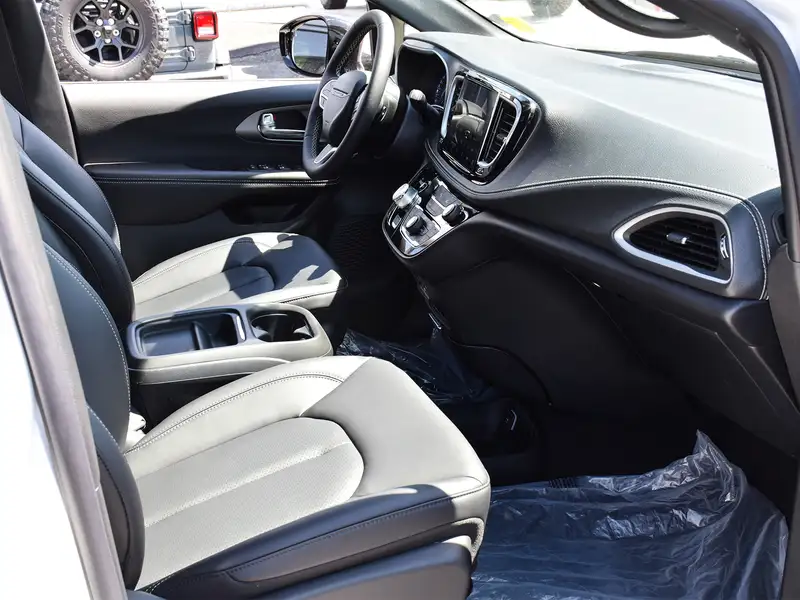 2027 Chrysler Pacifica Select, bílá, 28 km, dovoz Kanada — foto 8 z 12